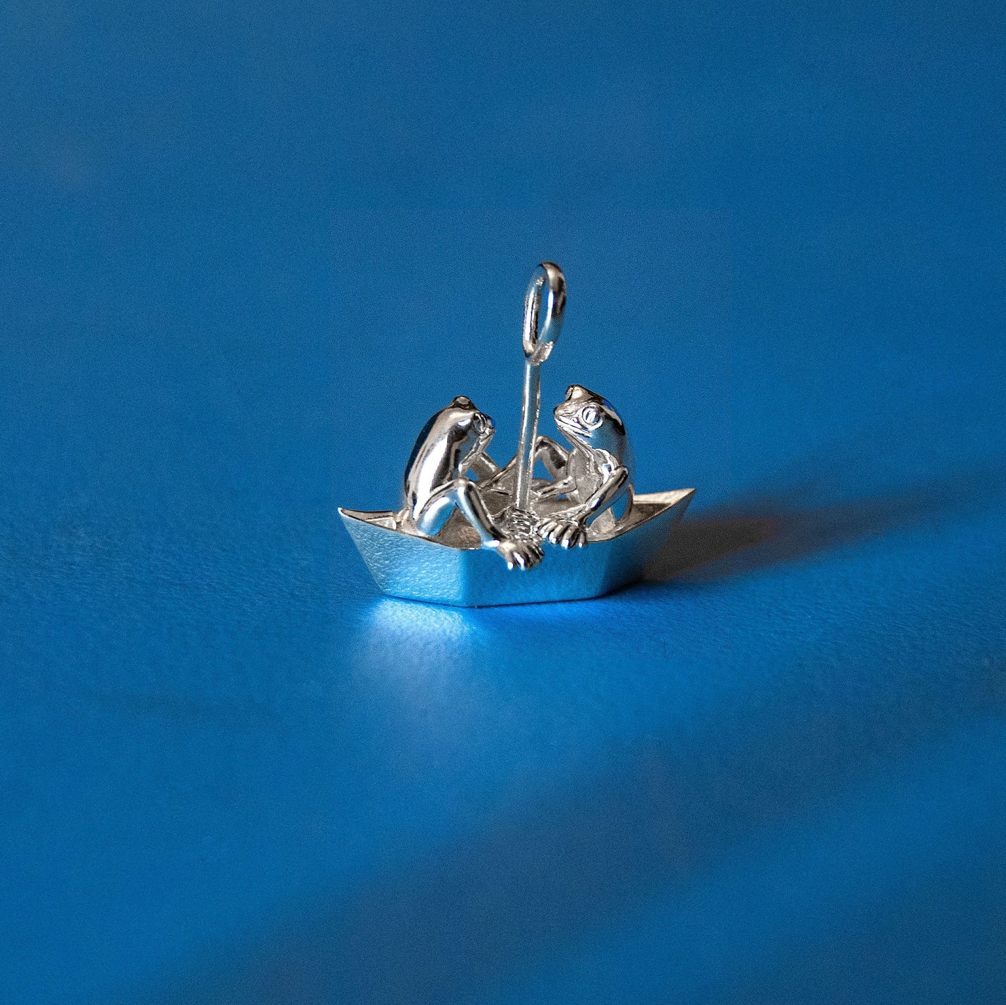 https://cdn.shopify.com/s/files/1/0558/2595/7033/files/Origami_Boat_necklace_frogs_in_gold_paper_boat_frog_pendant_sterling_silver_Ship_Origami_Jewelry_origami_animal_CHAIN_NOT_INCLUDED.mp4?v=1629994172