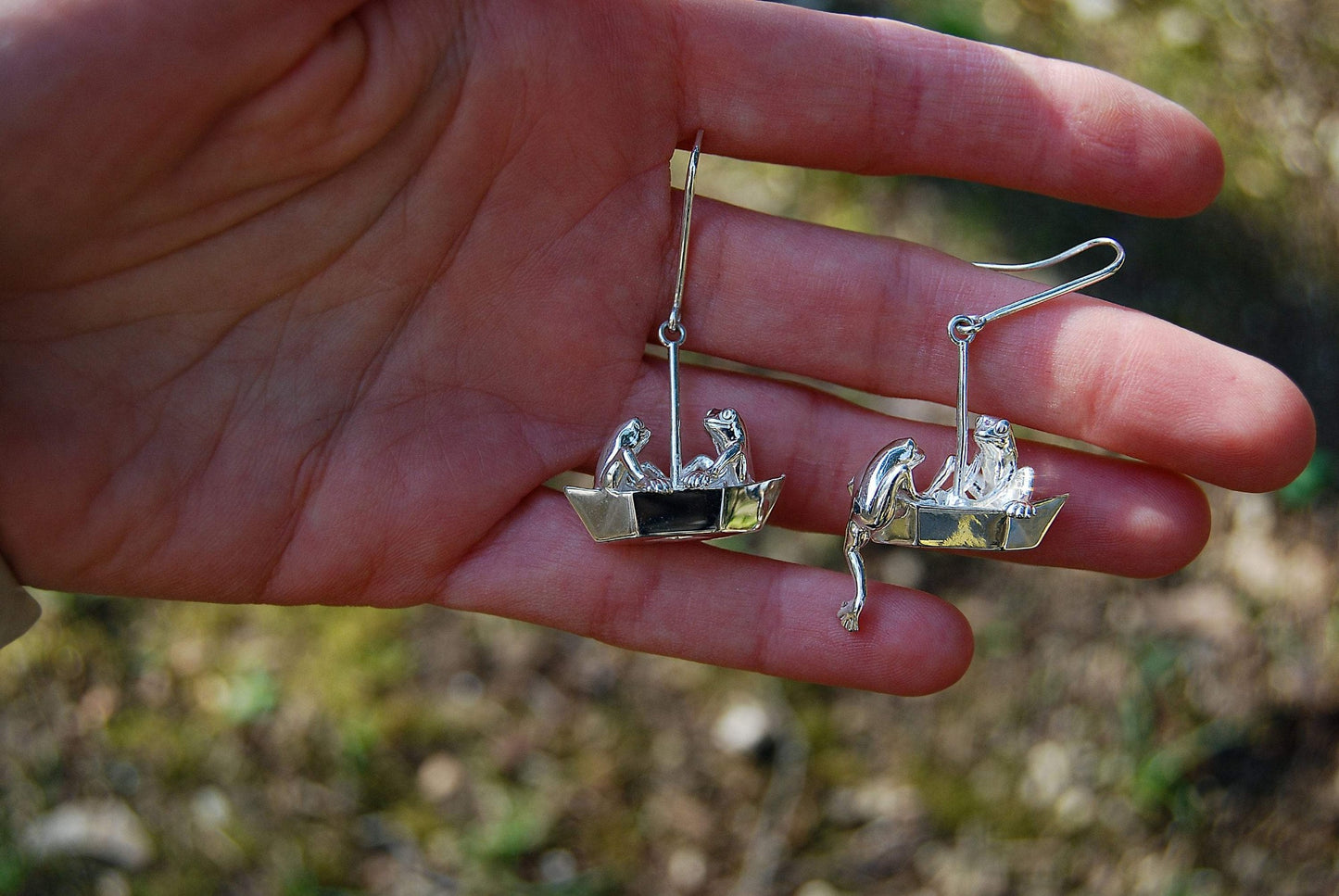 https://cdn.shopify.com/s/files/1/0558/2595/7033/files/Origami_Boat_earrings_frogs_in_gold_paper_boat_frog_earrings_polished_brass_Ship_earrings_origami_animal_earrings_frog_gift.mp4?v=1629926561
