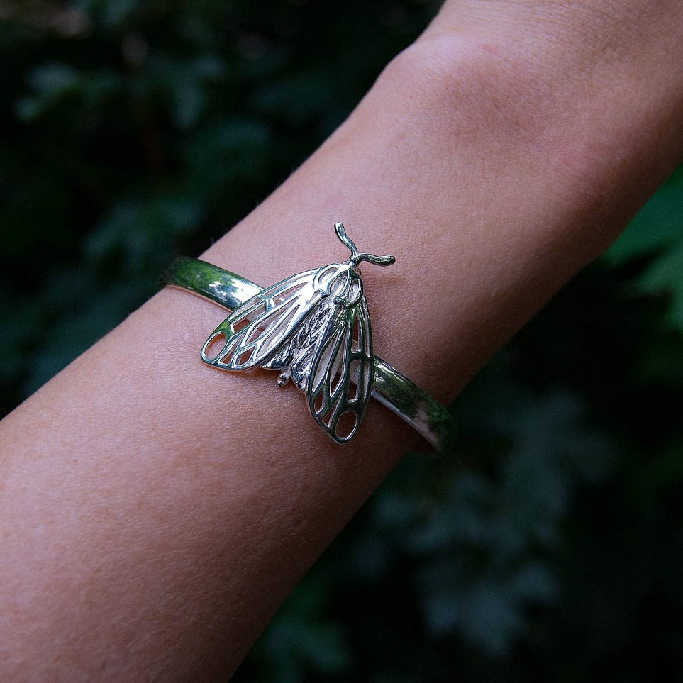 https://cdn.shopify.com/s/files/1/0558/2595/7033/files/Tiger_Moth_Bracelet_Butterfly_Bracelet_Silver_Butterfly_Bracelet_gold_butterfly_Bracelet.mp4?v=1630083327