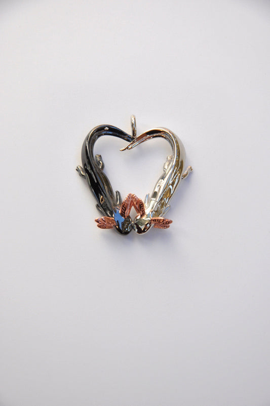 Heart-shaped axolotl pendant in silver and rhodium with rose gold accents.