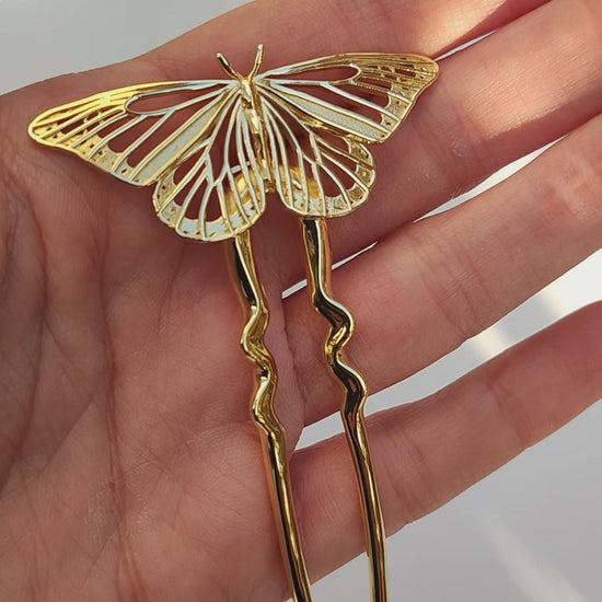 Video showing Monarch butterfly hair pin in gold 