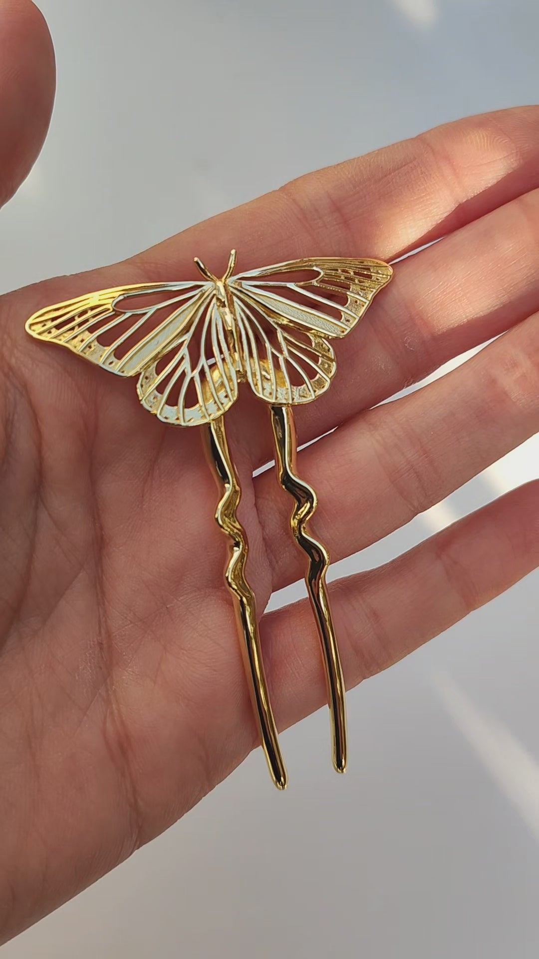 Video showing Monarch butterfly hair pin in gold 